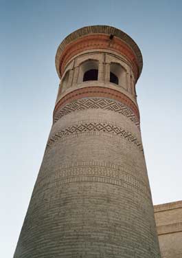 Минарет перед мечетью Кушбеги